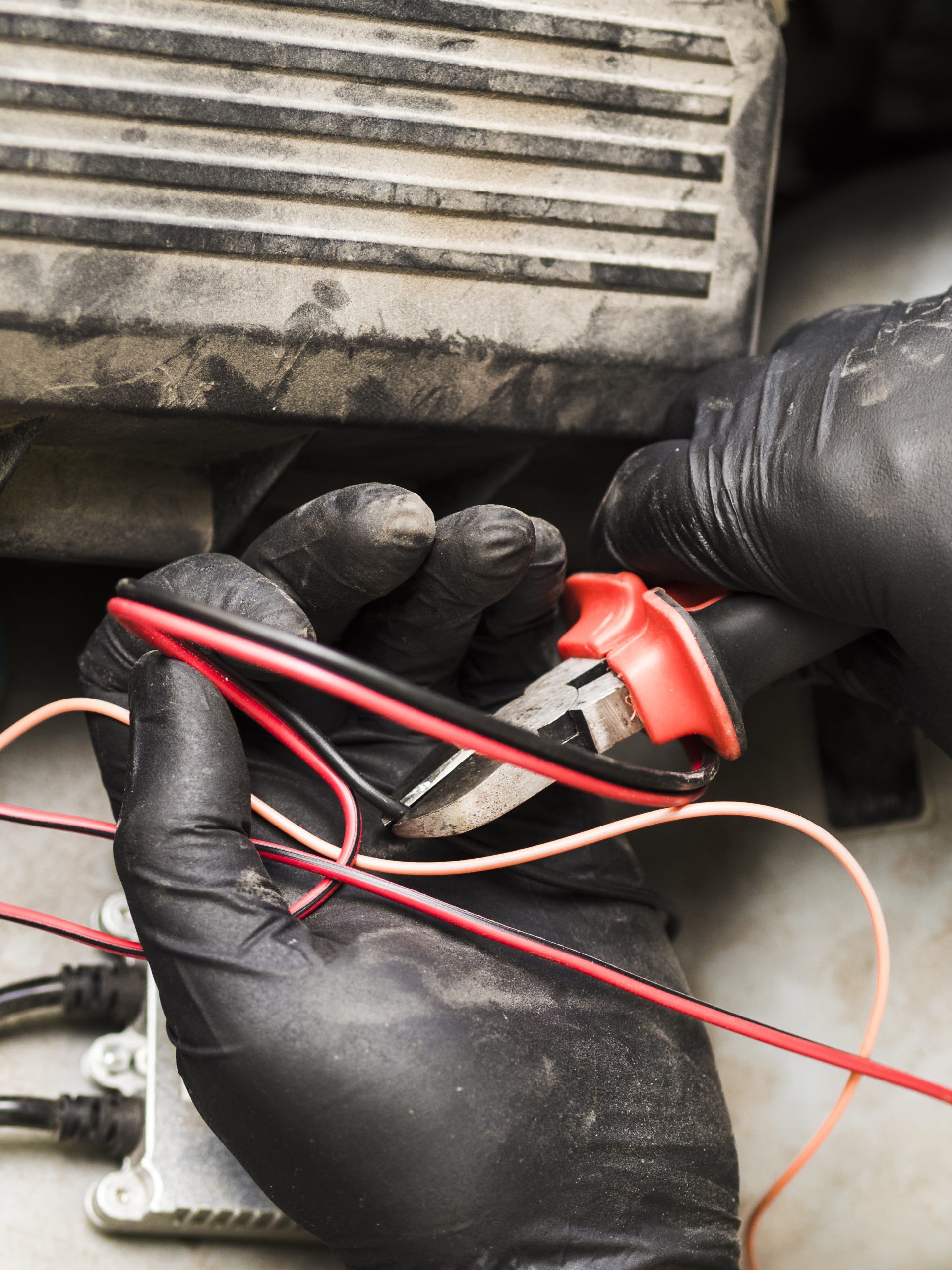 man using cutters cut wires scaled e1753093857296